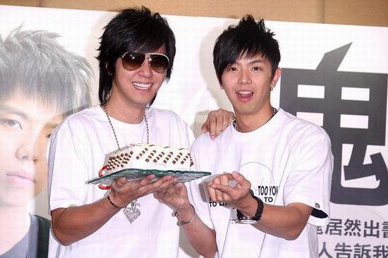 组图:主持人小鬼出新书好友罗志祥恶整涂奶油