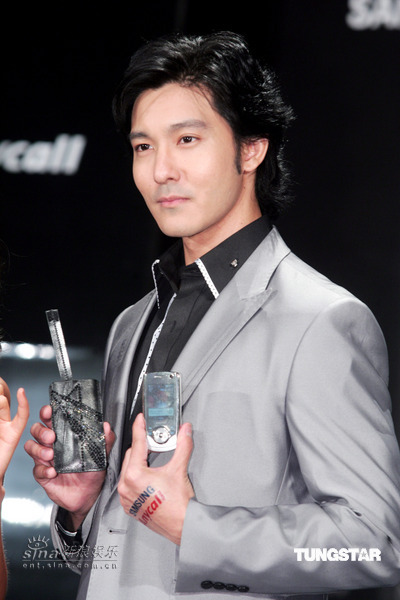 性感蒋怡低胸短裙作代言 俯身撩腿展翘臀【图】