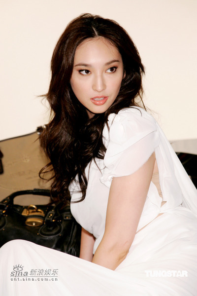 美女吴佩慈爱包成痴 应邀拍广告兴奋不已【图】