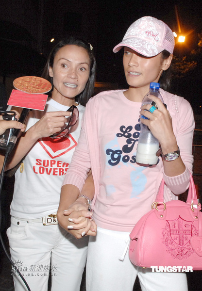 张柏芝香港顺利产子 母亲和家姐开心探视【图】