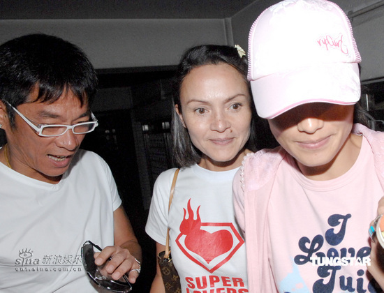 张柏芝香港顺利产子 母亲和家姐开心探视【图】