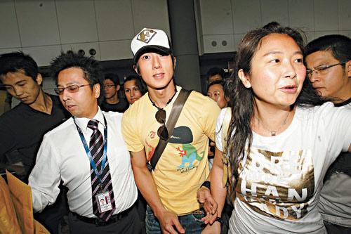 组图：吴尊撇开三拍档独自赴港不和传言升级