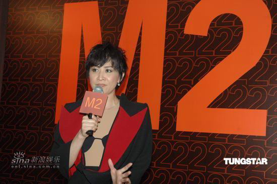 组图:刘嘉玲上海投资酒吧 性感装扮亲力宣传