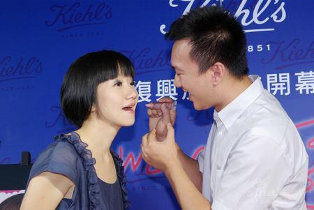 陶晶莹关怀唇颚裂儿童帅哥为其擦唇蜜(组图)