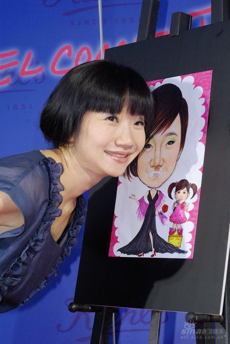 陶晶莹关怀唇颚裂儿童帅哥为其擦唇蜜(组图)