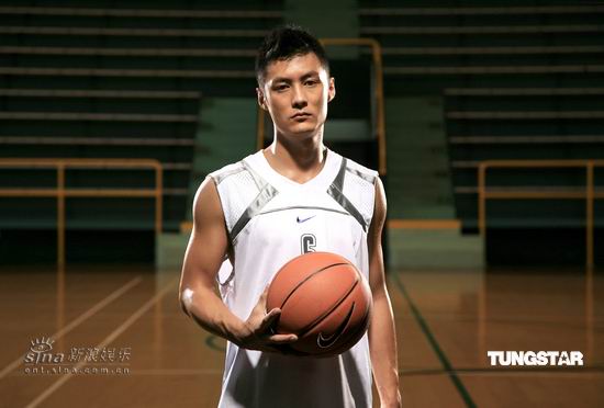组图：篮球狂热份子余文乐化身NIKE联赛大师兄