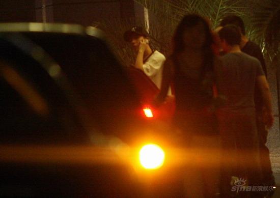 图文：房祖名余文乐泡夜店拼酒--房祖名打电话