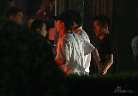图文：房祖名余文乐泡夜店拼酒--携手走入酒吧