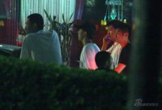 组图：房祖名余文乐夜店拼酒尽显“男儿本色”