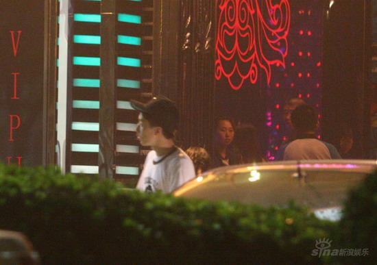 图文：房祖名余文乐泡夜店拼酒--房祖名在酒吧