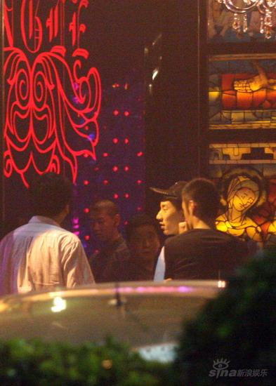 图文：房祖名余文乐泡夜店拼酒--两人在酒吧内
