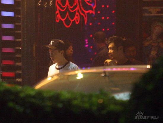 图文：房祖名余文乐泡夜店拼酒--在酒吧内张望