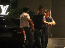 组图：房祖名余文乐夜店拼酒尽显“男儿本色”