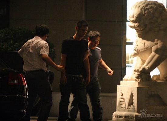 图文：房祖名余文乐泡夜店拼酒--走向一家酒店