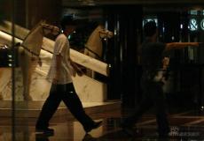 组图：房祖名余文乐夜店拼酒尽显“男儿本色”