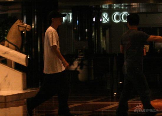 图文：房祖名余文乐泡夜店拼酒--房祖名在酒店