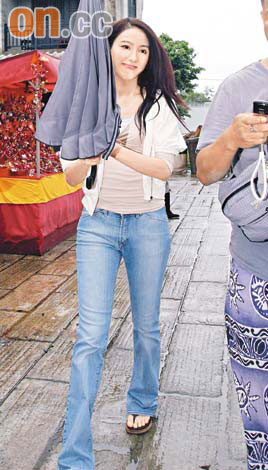 黎姿昨日冒雨复工 还片债照顾弟弟两头忙【图】