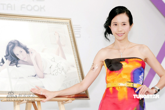 莫文蔚闪耀代言钻饰 拼花抹胸洋装秀身材【图】