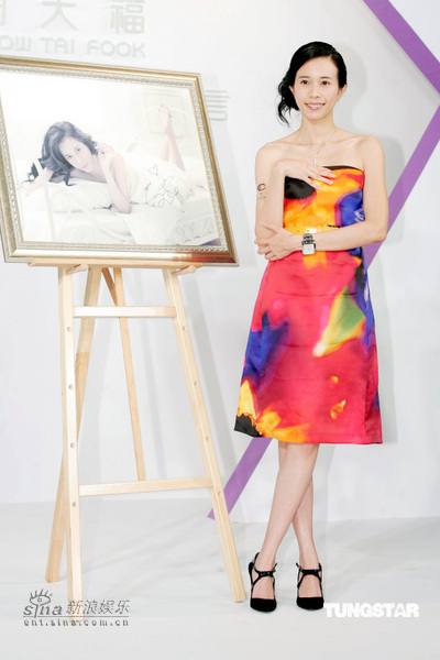 莫文蔚闪耀代言钻饰 拼花抹胸洋装秀身材【图】