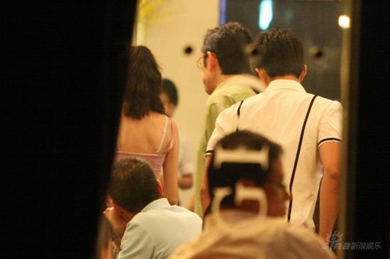 图文暗拍吴启华携妻吃饭餐罢准备离开餐厅
