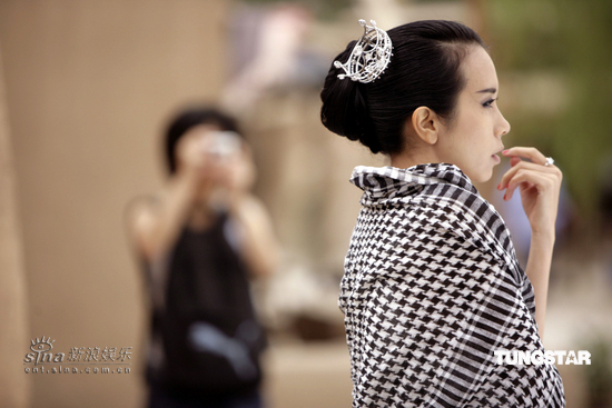 莫文蔚千万钻饰敦煌拍摄 大漠中曼舞轻歌【图】