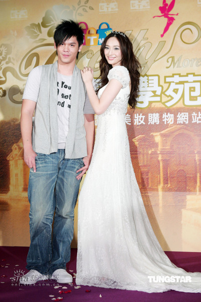 吴佩慈扮“公主” 卢学睿害羞不敢揽纤腰【图】