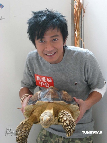 孙耀威零距离与蛇共舞 化身动物爱心大使【图】