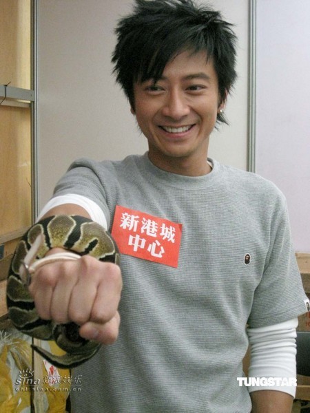 孙耀威零距离与蛇共舞 化身动物爱心大使【图】