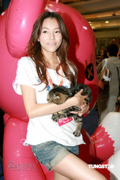明星参加夏日动物奇幻之旅 朱茵大谈爱犬【图】