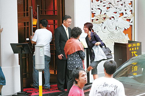 组图：蔡少芬拍记者追访戏群众演员使现场混乱