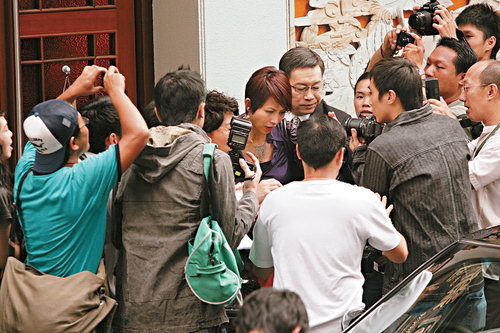 组图：蔡少芬拍记者追访戏群众演员使现场混乱