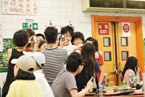 孙耀威街市惨被围攻 热情女粉丝又拉又扯【图】