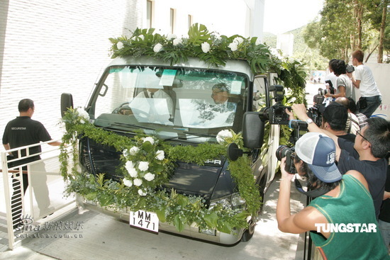 组图:钟楚红送别亡夫朱家鼎 周润发到场悼念