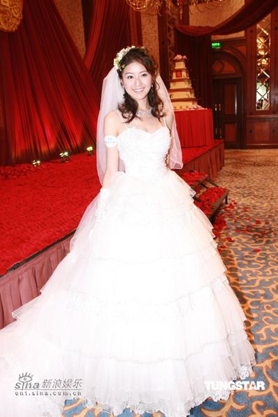 组图：徐淑敏三披婚纱模拟婚礼扮公主笑容甜美