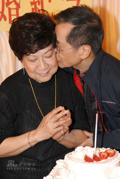 组图:林家声林魏筱灵庆蓝宝石婚 贤伉俪获祝福