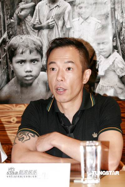 组图:黄贯中《狭缝15年》记者会上谈摄影经历