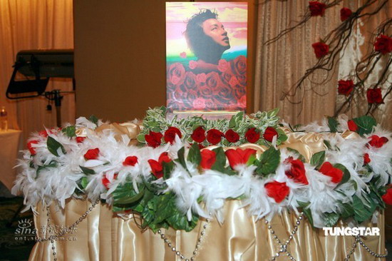 张国荣歌迷聚会香港 祝贺哥哥51岁冥寿【图】