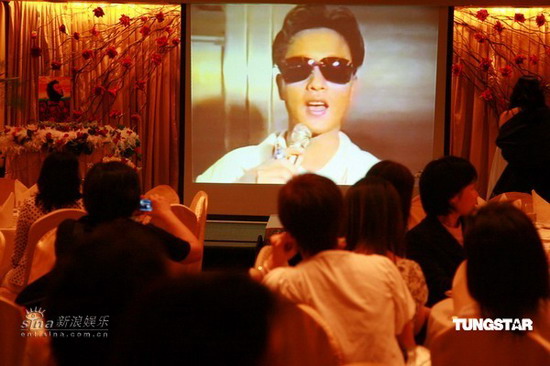 张国荣歌迷聚会香港 祝贺哥哥51岁冥寿【图】