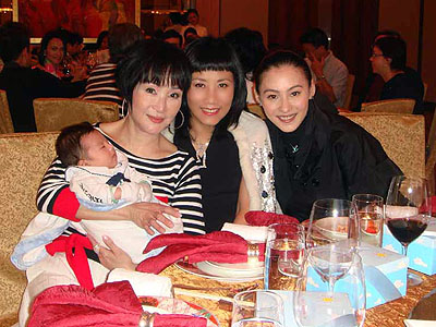 汪明荃博客公布“锋芝”爱子满月酒照片【图】