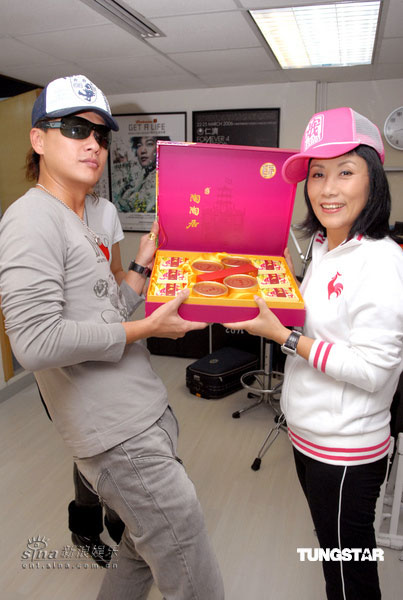 组图：汪明荃日志贴Lucas满月照准备个唱彩排