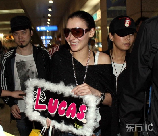 张柏芝现身机场引骚动 心情爆靓满脸堆笑【图】