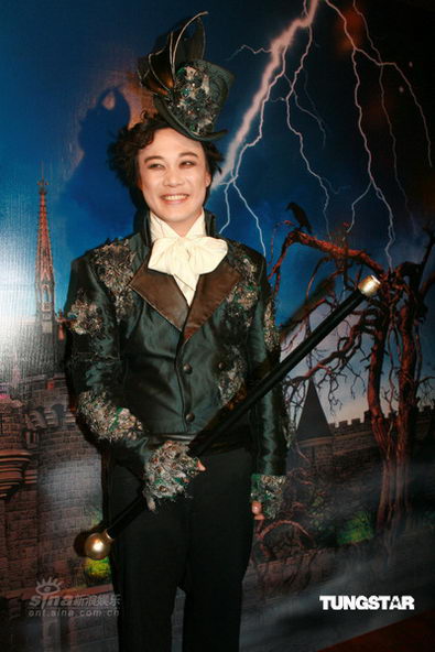 陈奕迅诡异造型亮相“迪士尼黑色世界”【图】