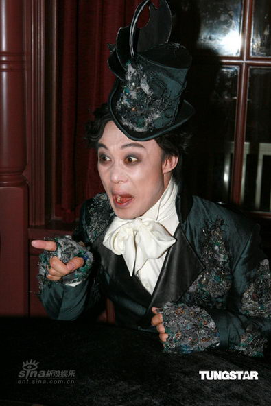 陈奕迅诡异造型亮相“迪士尼黑色世界”【图】