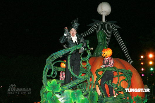 陈奕迅诡异造型亮相“迪士尼黑色世界”【图】