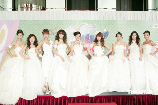 陈炜孟瑶现身复古婚纱秀 王晶拥美如怀【图】