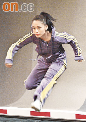阿娇拍广告拉筋跨栏 化身蛇美人展示腰力【图】