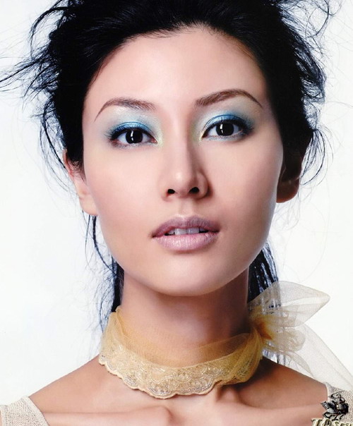 李嘉欣优雅女人写真 低胸秀出性感锁骨【图】