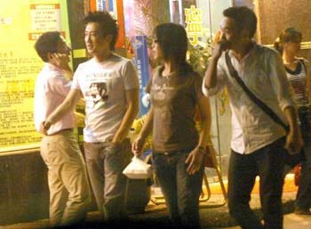 传庾澄庆婚姻亮红灯 现身上海狂吃大闸蟹【图】