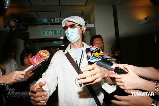 组图：郑少秋前往医院探望沈殿霞被媒体围堵