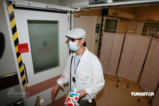 组图：郑少秋前往医院探望沈殿霞被媒体围堵